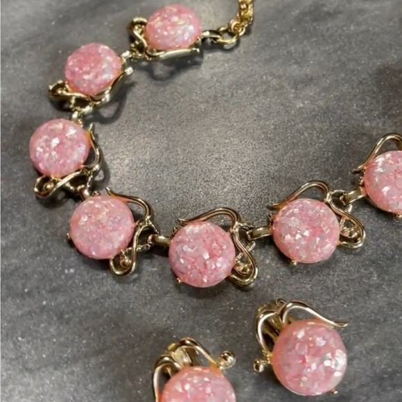 Vintage 1950s Pink Confetti Thermoset and Gold Tone Choker and Earrings Set - Picture 4 of 7